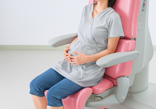 産婦人科検診台（内診台） メグジョイ EX 年配の方や産婦さんでも深く腰掛けられます。